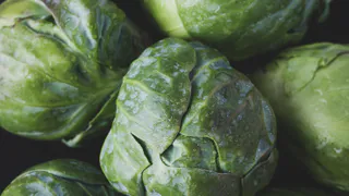 10 л на 5 ложек и опрыскала капусту в июле: белокрылка в муках откинула лапки, а личинки засохли — целые листочки до конца сезона