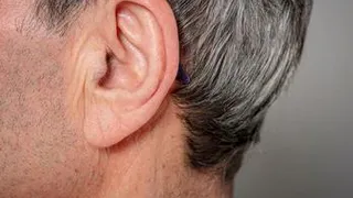 Что делать с волосами в ушах