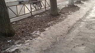 Инвалид на коляске предпочел ехать по проезжей части, чем штурмовать тротуар