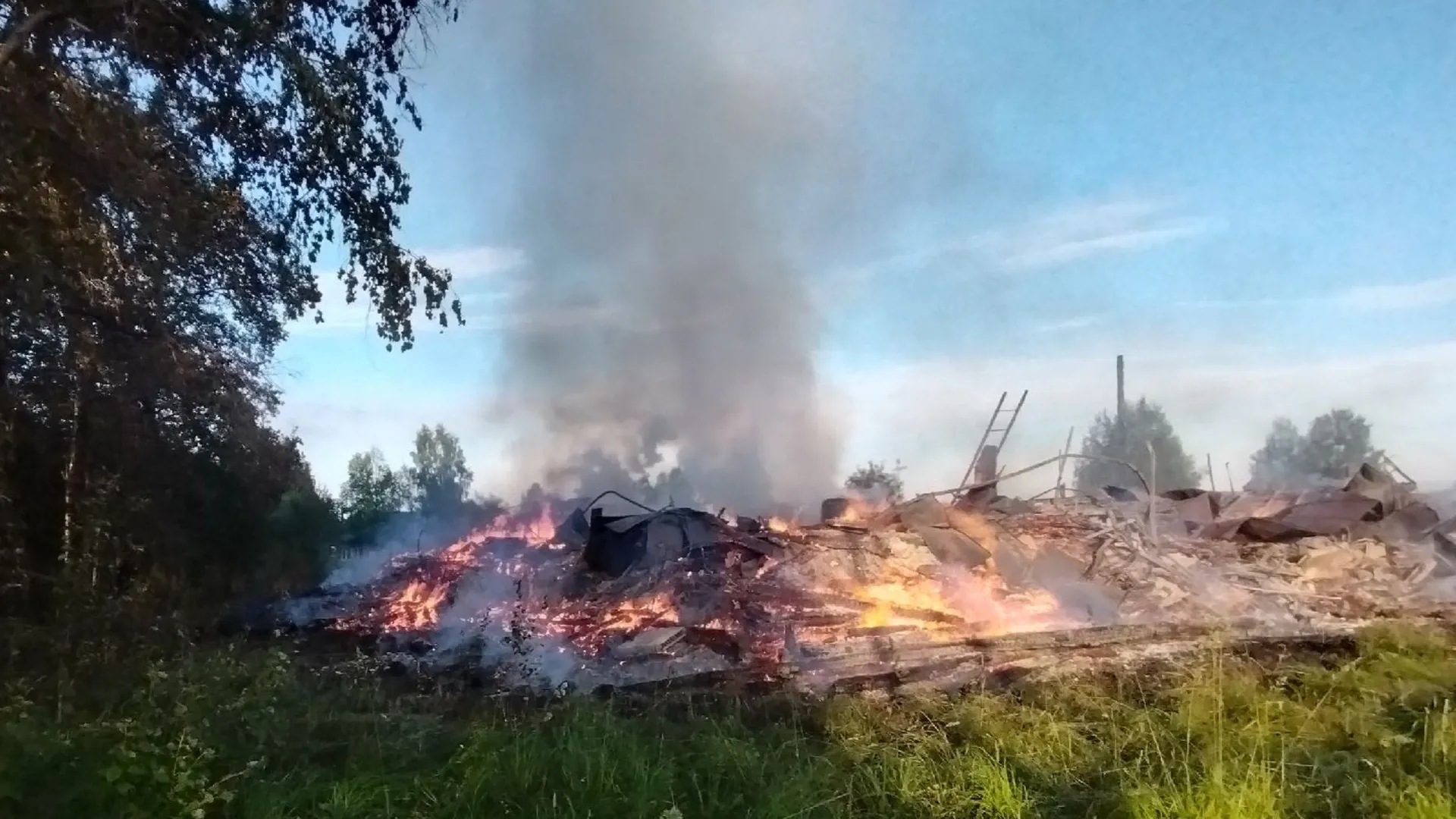 "Жаркое" воскресенье выдалось у пожарных в Коми: пять вызовов за день
