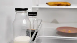 Мало кто знает о такой хитрости: бутылку с водой в морозилку – и счета за электричество не тревожат