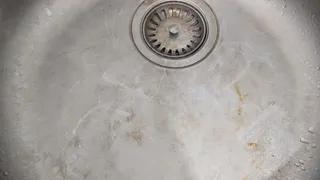 Уходя из дома, заливаю подсолнечное масло в раковину - результатом довольна как слон