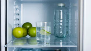 Уходя из дома всегда ставлю стакан воды в холодильник и происходит "чудо" - лайфхак, который пригодится каждой хозяйке