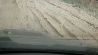 В селе Кривское дорогу засыпали щебнем