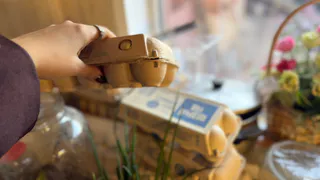 Почему я ставлю пустую коробку от яиц в холодильник. Хитрый трюк, который делает проще