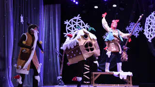 Владимирский областной театр кукол провел спектакль «Ёлка для Бабы Яги» в городе Кировское