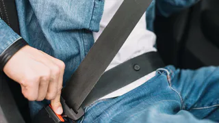 Остановил сотрудник ГИБДД: сзади пассажир не пристегнут, выписываю штраф - кто должен оплачивать и как вести себя по закону