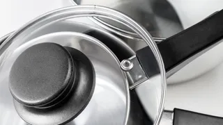 3 ложки на губку — и стеклянные крышки от кастрюль станут как новые: без липкого налета и жира