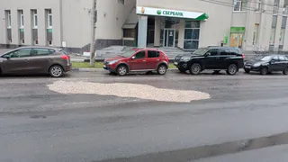 Дыру заделают: в мэрии прокомментировали отсутствие асфальта на Маяковского