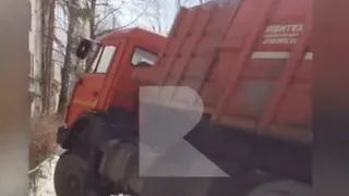 Должны засыпать: в мэрии прокомментировали провал мусоровоза под асфальт