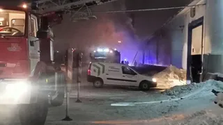 В Магнитогорске полыхали склады: от горящих ангаров отгоняли машины