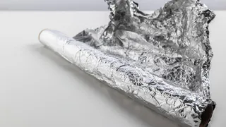 Блестящей стороной внутрь или наружу: как правильно завернуть еду в фольгу - запомните раз и навсегда