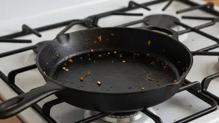 Два пакетика заливаю кипятком, и сковородка прям как из магазина: от жира и нагара не остается и следа