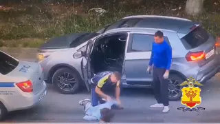 В Чувашии инспектор ГИБДД на ходу запрыгнул в машину пьяного водителя