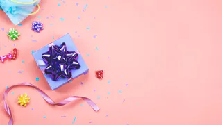 Полезно, интересно и для души: что подарить пенсионерам на любой праздник