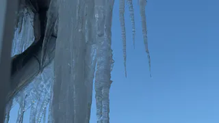 На улице Чернышевского в Рязани свисают гигантские сосульки