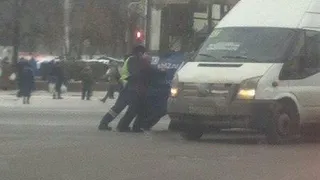 Реальная помощь на дороге - сотрудники ГИБДД толкали троллейбус