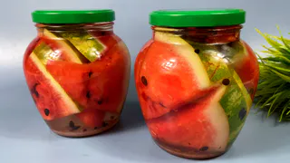 Сначала скривилась, а теперь банку за раз: мой рецепт маринованных арбузов, от которых не оторваться