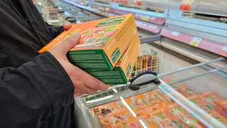 Подруга-продавец рассказала – для чего люди берут в "Светофоре" по 10-20 палок колбасы и по 20 кг сосисок