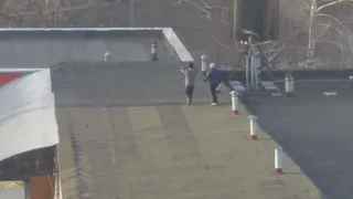 В Рязани подростки залезли на крышу магазина