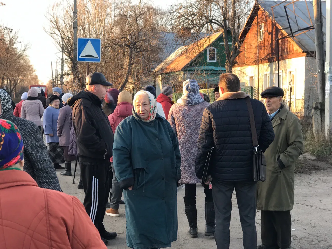 "Мы готовы хоть завтра утром идти и делать остановку": в Дягилеве чиновники встретились с местными жителями