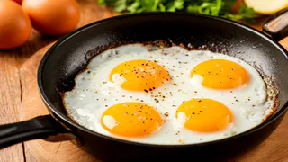 Не сало и не масло: На чём жарят яичницу все опытные хозяйки — запомните раз и навсегда