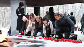 На Князь-Владимирском кладбище возложили цветы в честь неизвестного солдата
