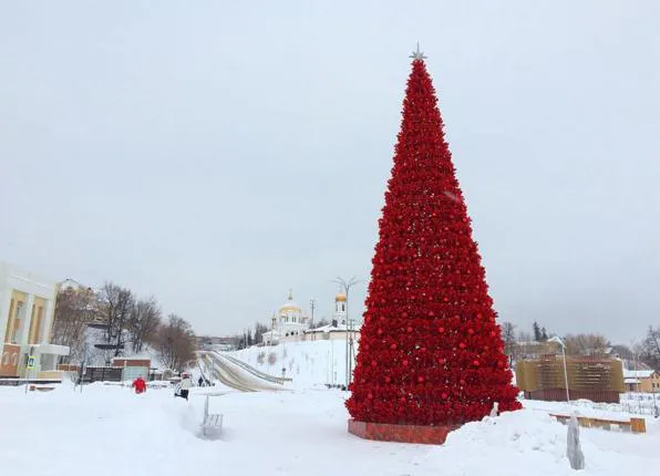Сегодня нижнекамцев ждет открытие трех елок