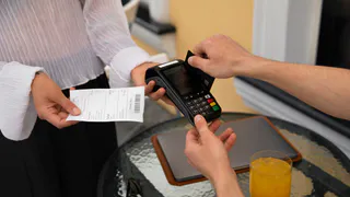 Указ об отмене бумажных чеков: что изменится в жизни покупателей в 2024