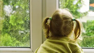 В Нижнекамске скончалась девочка, выпавшая с 5-го этажа