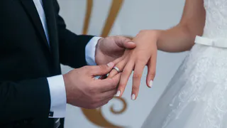 Большинство россиян считает регистрацию брака обязательной