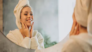 Дерматологи говорят об этом на каждом приёме – но большинство людей так и не понимают, с чего на самом деле начинается здоровая кожа