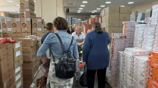 Тётя покупает в Светофоре свинину, клубнику, делает и продаёт тушенку, варенье: на вырученные деньги дом в деревне купила