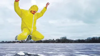 Журналисты «Pro Города» оценили опасность тонкого льда на себе