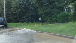 Фонтан посреди дороги: на Ленинского Комсомола прорвало трубу