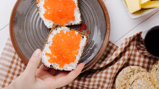 Цены на красную икру полетели вниз: россиян ожидает приятный новогодний сюрприз в магазинах