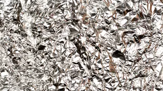 Хитрые хозяйки сыплют соль на фольгу и бед не знают: вот зачем это нужно — 2 полезных совета