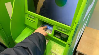 Не нажимайте сюда на банкомате - коварная ловушка для тех, кто снимает деньги с карты