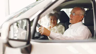 В ГАИ поставили жирную точку: до какого возраста можно водить машину - пенсионерам озвучили действующие ограничения