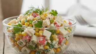 Приготовила новый салат с крабовыми палочками и ахнула: 10 минут готовки, а вкус изумительный