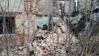 В Рязани стена заброшенного здания рухнула рядом с детской площадкой