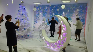 Коридор лицея № 1 в Брянском районе превратили в новогоднюю фотозону