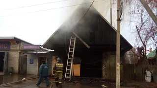 Запах гари по всему городу: в Скопине сгорел автосервис