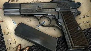 Убегая от сотрудников полиции, злоумышленник выронил пистолет времен ВОВ