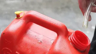 В Брянске водителя служебного автобуса поймали на краже топлива