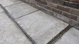 Залейте не камни, а утеплитель: отмостка с «пенным» материалом — защитит фундамент от промерзания