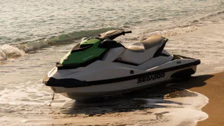 Во Владимире продавец магазина присвоил деньги от продажи гидроцикла