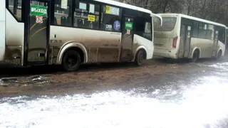 Грязь и нет асфальта: жители Шлаково пожаловались на состояние остановок