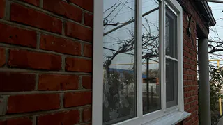 Окна останутся чистыми довольно долгое время благодаря средству из косметички — стекла аж заскрипят