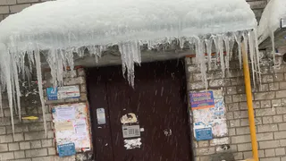 Поздно спохватились: в Нижнем Новгороде начали счищать снег только после гибели женщины